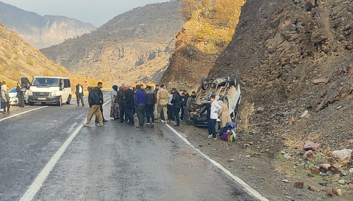 Kayganlaşan yolda minibüs takla attı: 4 yaralı