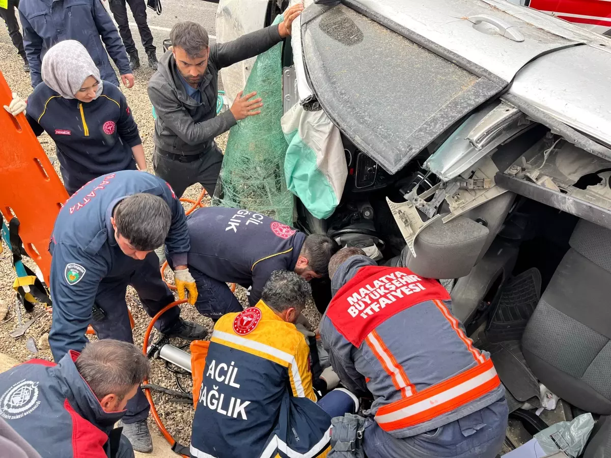 Malatya’da Otomobil Şarampole Devrildi: 4 Yaralı