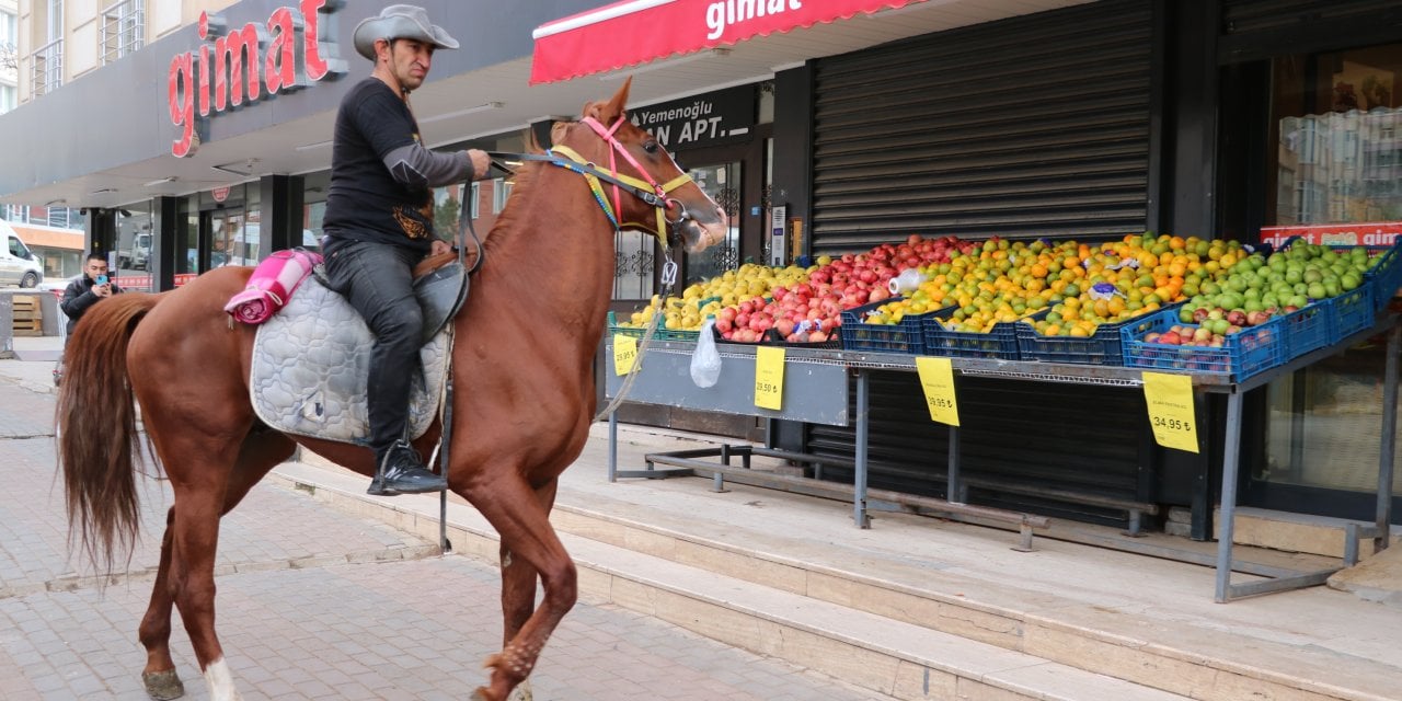 Yozgatlı kovboy her yere at sırtında gidiyor